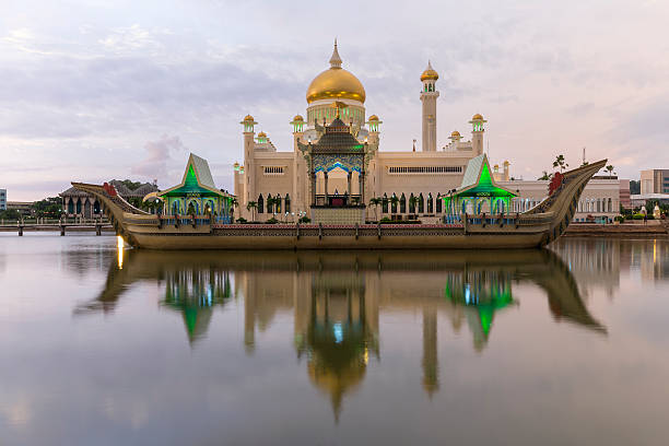 istock Sultan Omar Ali Saifuddien Mosque in Brunei 474222916