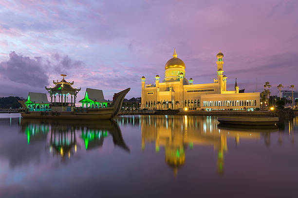 istock Sultan Omar Ali Saifuddien Mosque in Brunei 474223242