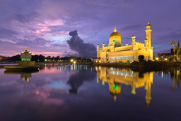 istock Sultan Omar Ali Saifuddien Mosque in Brunei 474223266