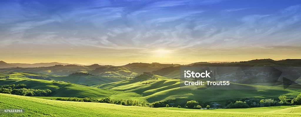 Idilliaco paesaggio con tramonto sul verde campi della Toscana - Foto stock royalty-free di Collina