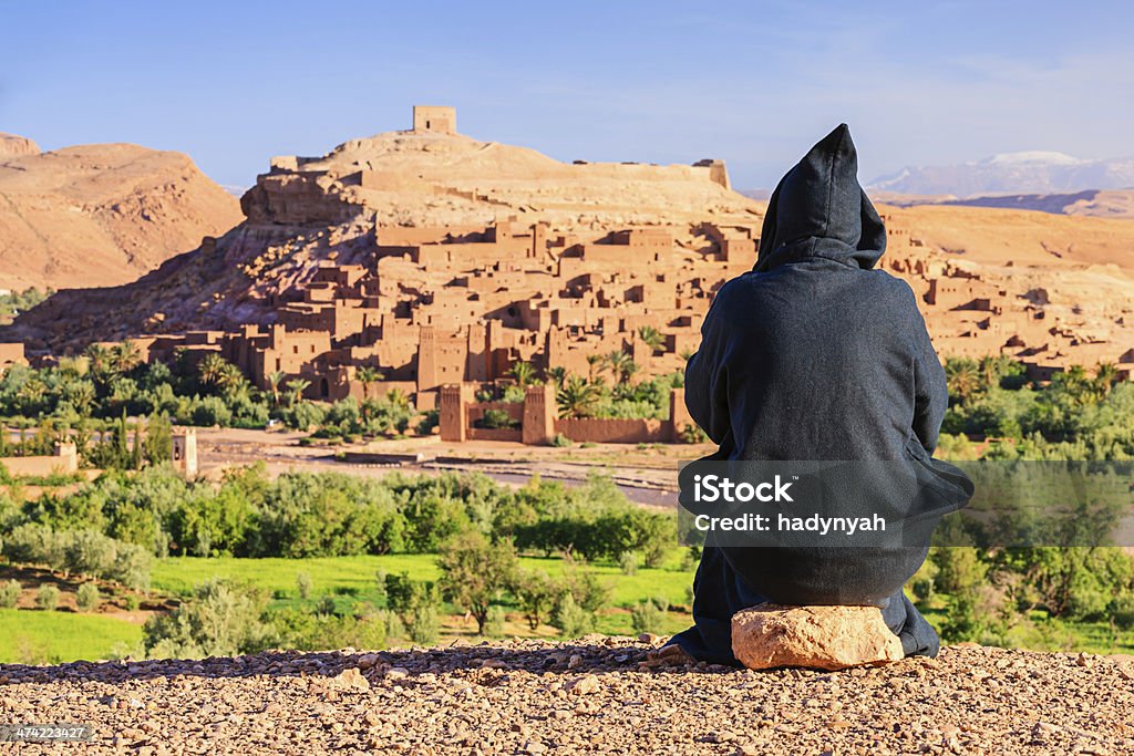 Marokkanischen Stilen Mann schaut am Aït-Benhaddou - Lizenzfrei Befestigungsmauer Stock-Foto