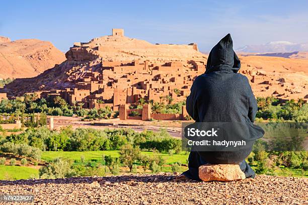 Maroccan Homem Olhando Para Aït Benhaddou - Fotografias de stock e mais imagens de Muro Fortificado - Muro Fortificado, Sentar-se, Admirar a Vista