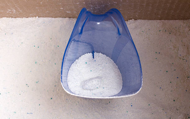 waschen powder - laundry detergent cleaning product concepts measuring cup stock-fotos und bilder