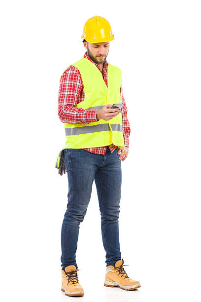 ouvrier du bâtiment en envoyant un message texte - manual worker full length isolated on white standing photos et images de collection