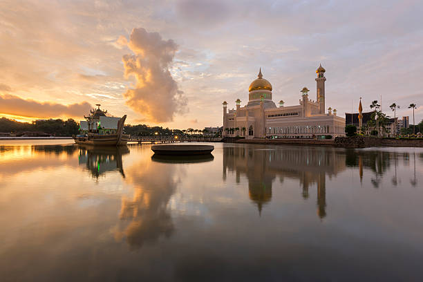 istock Sultan Omar Ali Saifuddien Mosque in Brunei 474235394