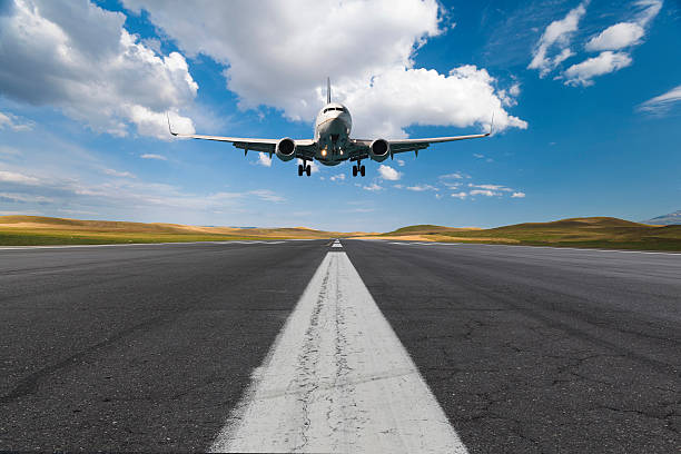 avión aterrizando en un día soleado - rellano fotografías e imágenes de stock