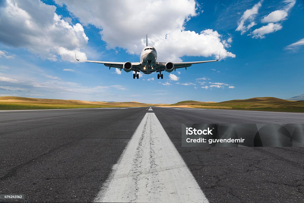 Aero atterra in una giornata di sole - Foto stock royalty-free di Aeroplano