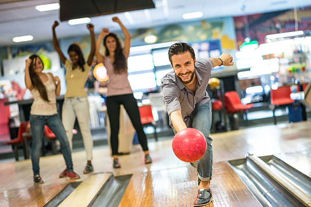 gruppo di amici al bowling - short game foto e immagini stock