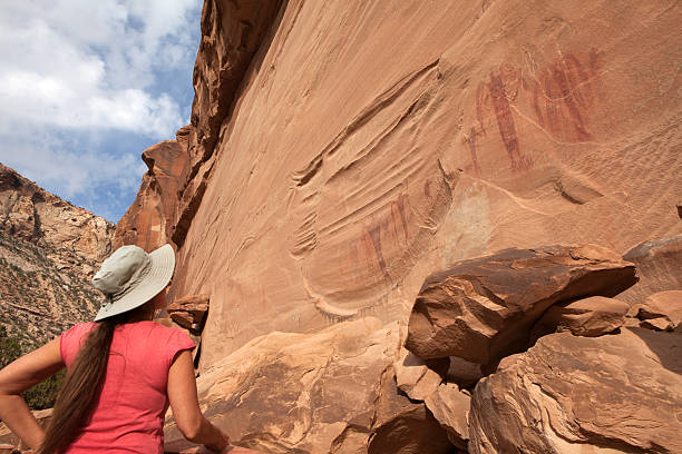 frau, wo ihr besonders buckhorn rock art-utah - san rafael swell stock-fotos und bilder