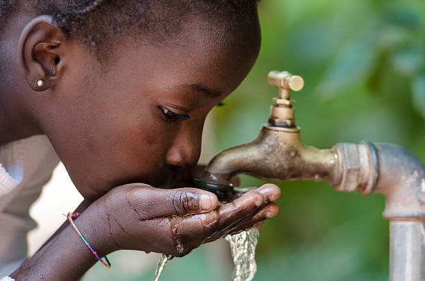 close -up of african お子様の飲料水（ドラフトウォーターマーク) - cleaning environment clean earth ストックフォトと画像