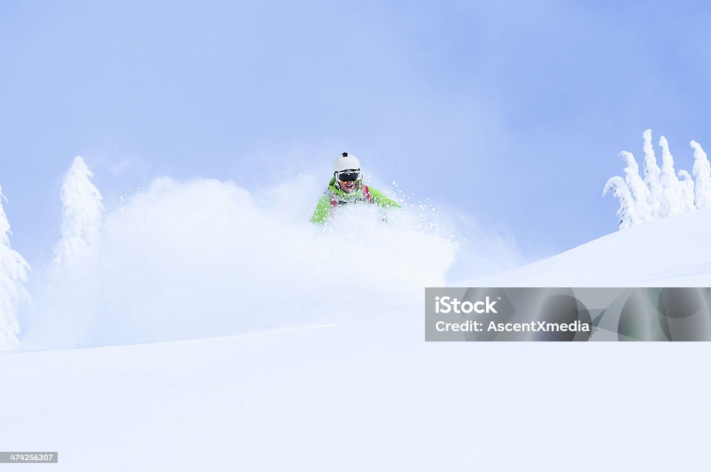 Немного свежим порошок - Стоковые фото Extreme Skiing роялти-фри
