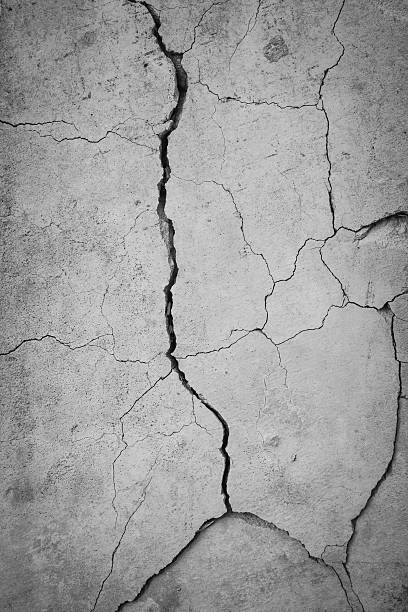 grunge konkrete zement mauer mit riss in industriegebäude - cornerstone white stone textured stock-fotos und bilder