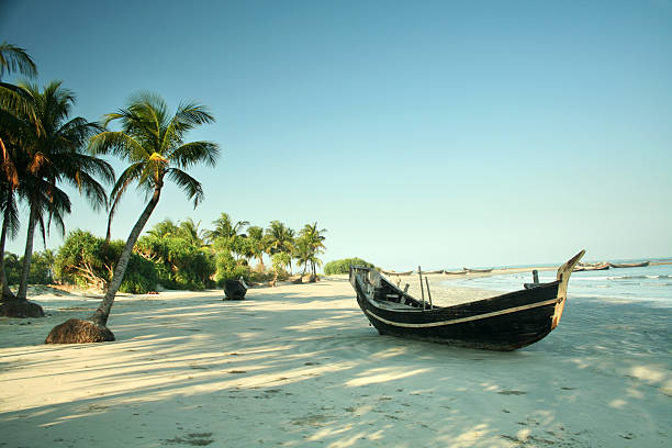 Boat on the tropical Beach Boat resting on a beach on St. Martins Island, Bangladesh st. martins stock pictures, royalty-free photos & images