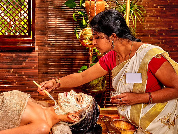 frau mit maske im ayurveda spa - ayurveda women spa treatment health spa stock-fotos und bilder