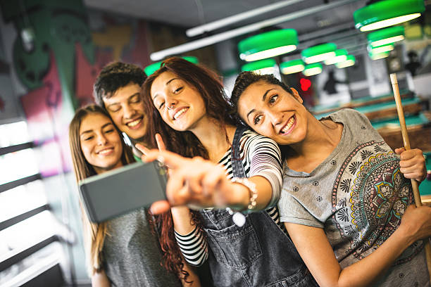 felicidade amigos em um pub tirar uma selfie - friendship women group of people 20s imagens e fotografias de stock