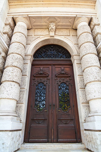 The door of Burgtheater beautiful door and columns of Burgtheater in Vienna burgtheater vienna stock pictures, royalty-free photos & images