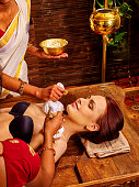 frau-die-massage-mit-beutel-mit-reis.jpg?b=1&s=170x170&k=20&c=tnZbpm4V6Y0xam310JqLi9fzT8z7kvYpyZjOp-ovm8M=