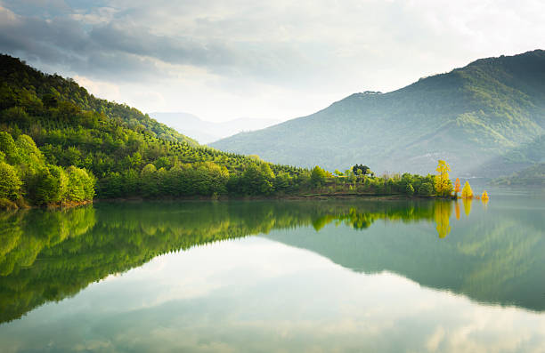 reflets sur le lac - paysages photos et images de collection