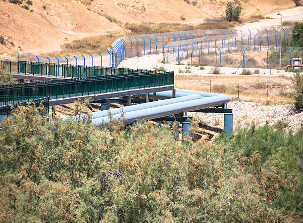 grande cano de água linha no deserto de negev. israel - desalination imagens e fotografias de stock