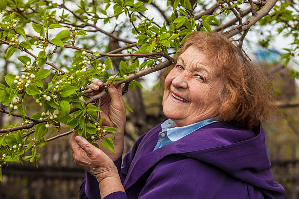 an starszy kobieta model w ogrodzie - senior adult close to moving up togetherness zdjęcia i obrazy z banku zdjęć