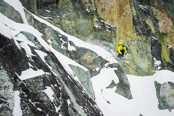 экстремальные лыжница - skiing british columbia sports helmet tree стоковые фото и изображения