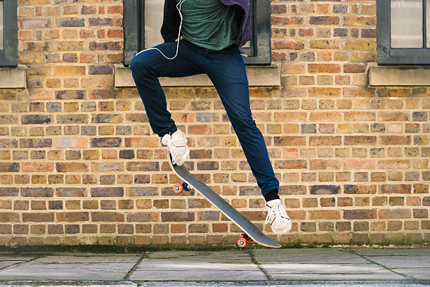 skateur dans un environnement urbain - sporting position vitality blurred motion strength photos et images de collection