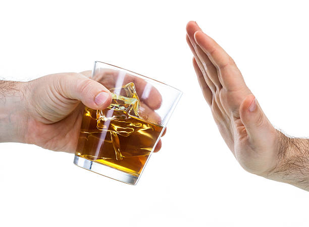 Mão rejeitar um copo de whisky - fotografia de stock