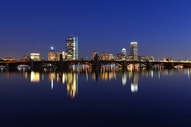 boston back bay al río charles y del horizonte por la noche - charles river fotos fotografías e imágenes de stock