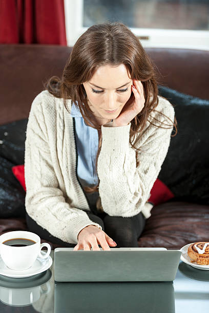 リラックスしたノートパソコンを使う女性 - computer key internet cafe coffee internet ストックフォトと画像