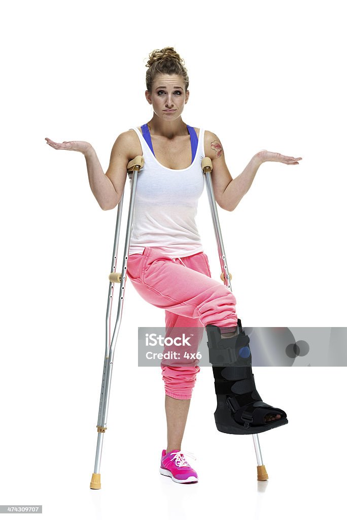 Mujer con crutches - Foto de stock de 20 a 29 años libre de derechos