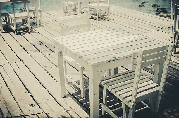 목재 dock 인명별 의자 및 테이블 빈티지 스톡 사진