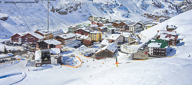 zurs hamlet et de la station de ski de lech en autriche - ski resort austria village winter photos et images de collection