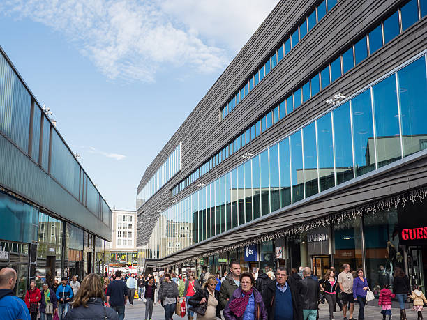 el moderno centro de la ciudad de almere, los países bajos - almere fotografías e imágenes de stock