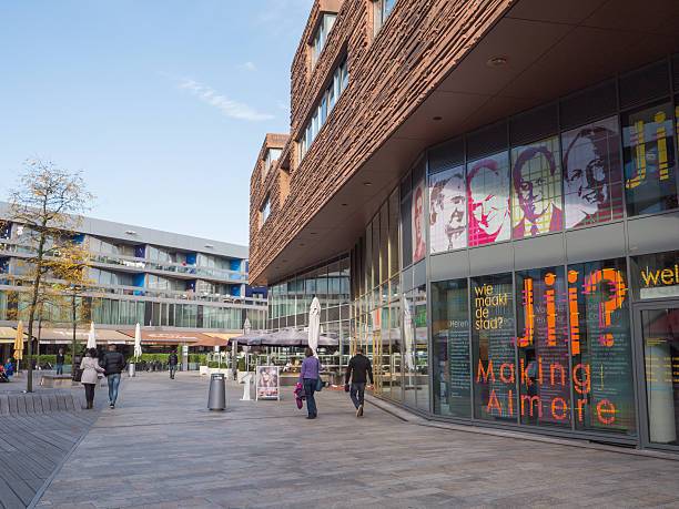 O moderno centro da cidade de Almere, na Holanda - foto de acervo