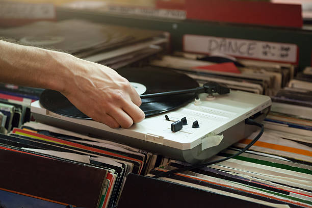 istock Vinyl store shopping 474321456