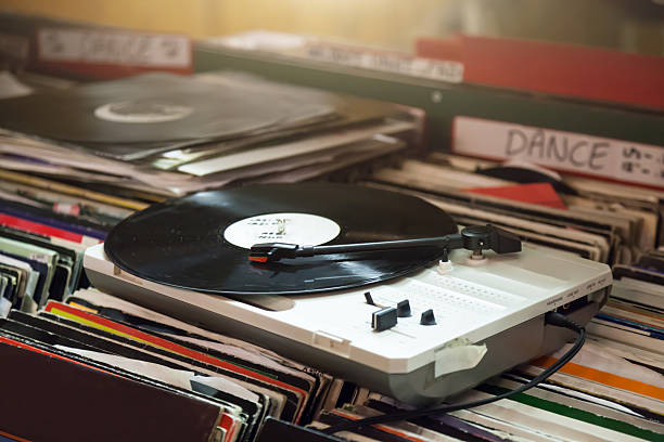 istock Vinyl store shopping 474321514