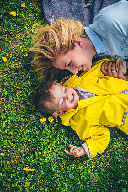 enfance - season yellow copy space autumn photos et images de collection