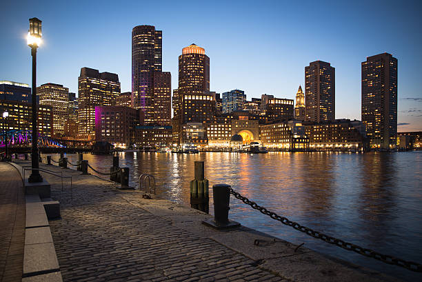 noc scena z boston, massachusetts centrum miasta z widokiem na panoramę miasta. - boston urban scene skyline sunset zdjęcia i obrazy z banku zdjęć