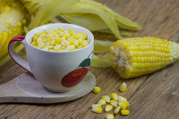 corn sobre fondo de madera antiguo - 2321 fotografías e imágenes de stock