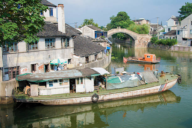 grand canal und das stadtzentrum von wuxi, jiangsu, china - zhejiang provinz stock-fotos und bilder