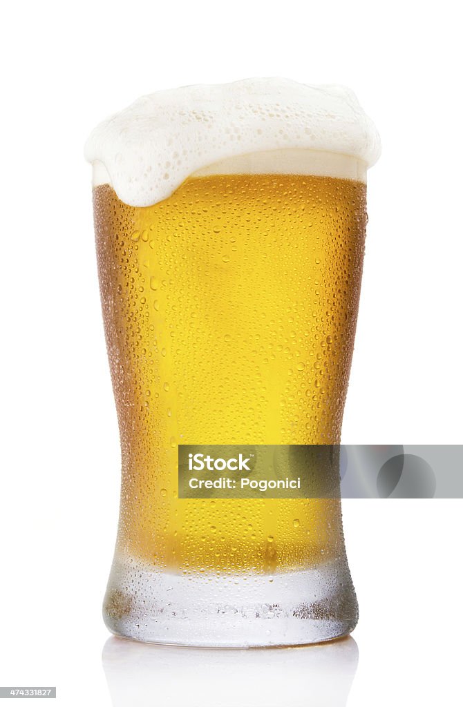 Refrescante vaso de una pinta de cerveza - Foto de stock de Cerveza libre de derechos