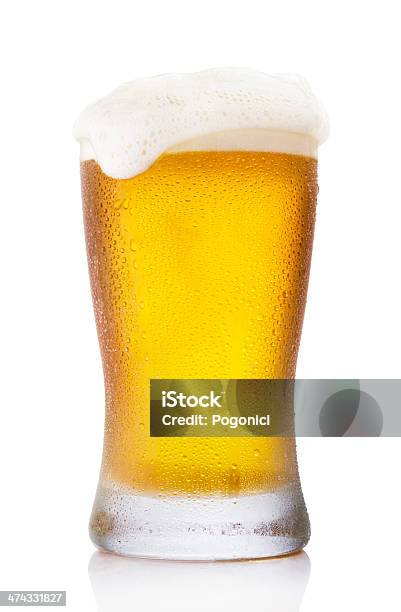 Refrescante Vaso De Una Pinta De Cerveza Foto de stock y más banco de imágenes de Cerveza - Cerveza, Bebida con espuma, Derramar - Actividad