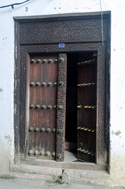 istock Old wooden door 474336361