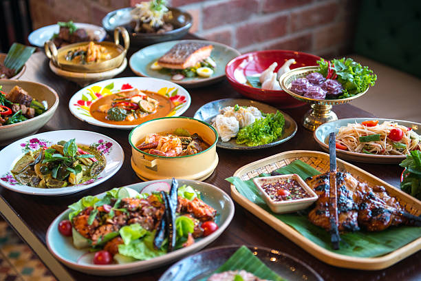тайские блюда. - thai cuisine стоковые фото и изображения