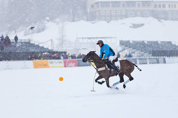 снег игрока в поло galloping - veuve cliquot стоковые фото и изображения