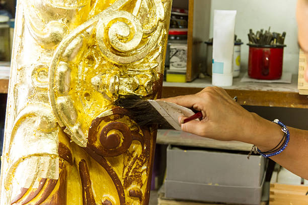 kobiet pracujących na antyczne złoto ramka na zdjęcia - renovator zdjęcia i obrazy z banku zdjęć