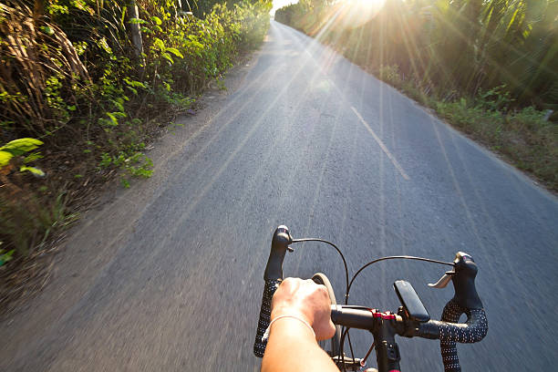 Ciclismo em estrada grande angular de fotografia de alta velocidade - foto de acervo