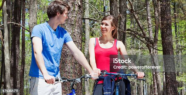 젊은 커플입니다 탑승형 산 자전거 20-29세에 대한 스톡 사진 및 기타 이미지 - 20-29세, 2명, 건강한 생활방식