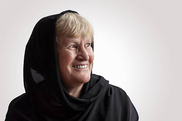 sênior mulher sorrindo - headscarf islam senior adult east - fotografias e filmes do acervo