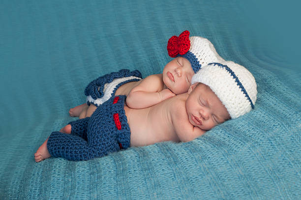 neonato bambini in costumi marinaio con letti separati - twin newborn baby baby girls foto e immagini stock